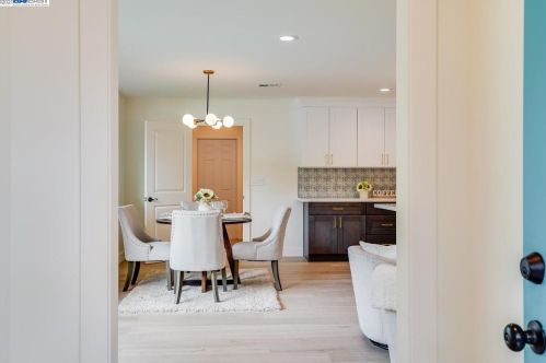 1867 Pleasant Hill Rd, Concord CA  94523-4040 exterior