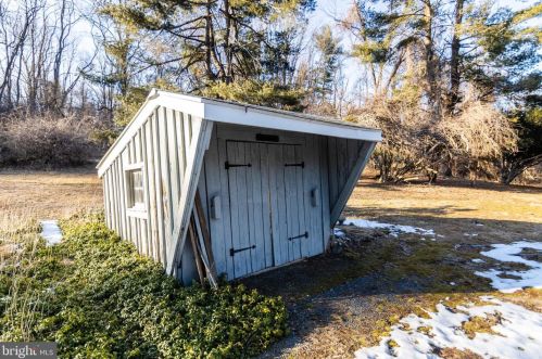 1110 Paxon Holw Rd, Media PA 19063-1116 exterior