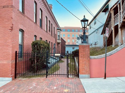 6 Hills Ave, Concord, NH 03301-4803