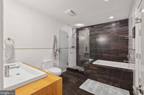 128 Bainbridge St, Philadelphia PA  19147-2402 exterior