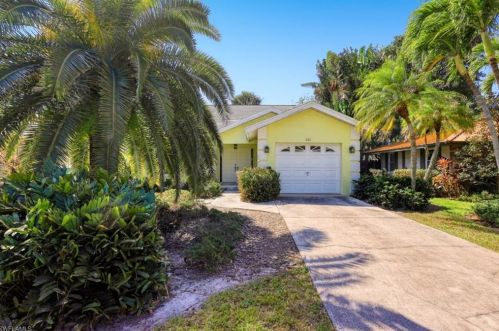 812 102 Ave, Naples FL 34108-3216 exterior