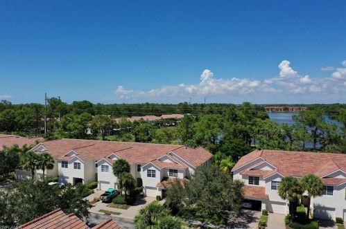 816 Hampton Cir, Naples FL 34105-4825 exterior