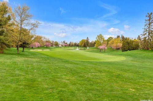 33 Hamlet Dr, Commack NY  11725-4461 exterior