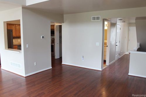 627 Ashley Cir, Rochester MI 48307-4593 exterior