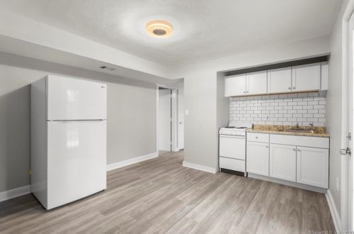 48 Clintonville Rd, North Haven CT 06473-2817 exterior