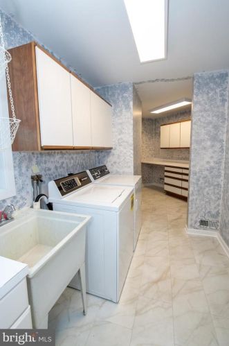 699 Longview Dr, Huntingdon Valley PA 19006-2219 exterior