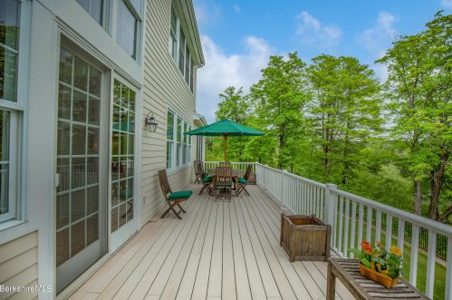 47 Fairwynds Dr, Lenox MA 01240-2729 exterior