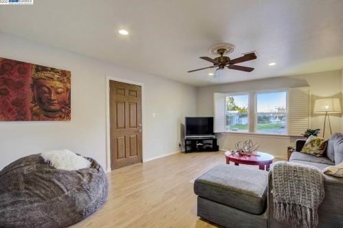 1875 Granada Dr, Concord CA 94519-1330 exterior