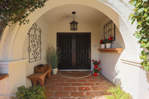 4340 40th St, Phoenix, AZ 85018-4105