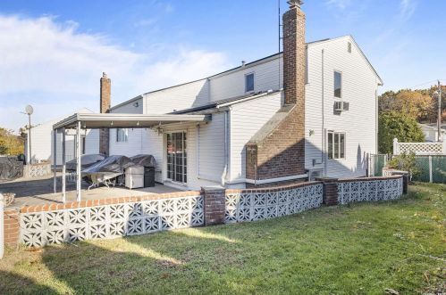 76 Grissom Way, Hauppauge NY 11788-4416 exterior