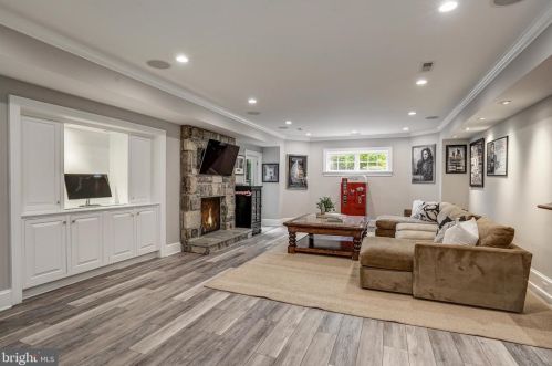 8503 Country Club Dr, Bethesda MD 20817-4579 exterior