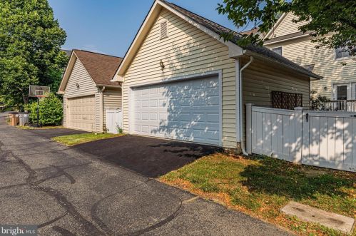 213 Creek Valley Ln, Rockville MD  20850-5603 exterior