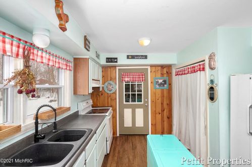 10049 Cressey Rd, Plainwell MI 49080-9044 exterior