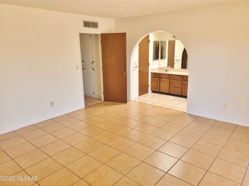 11364 Prince Rd, Tucson AZ 85705-3025 exterior