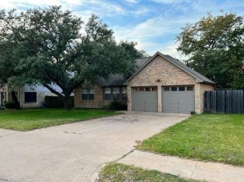 6918 Dallas Dr, Austin TX  78729-7826 exterior