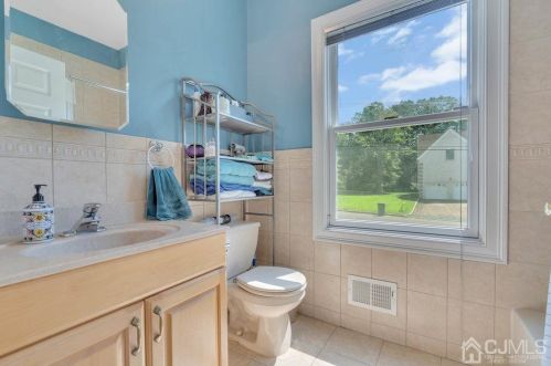 48 Farmhaven Ave, Edison NJ 08820-3220 exterior