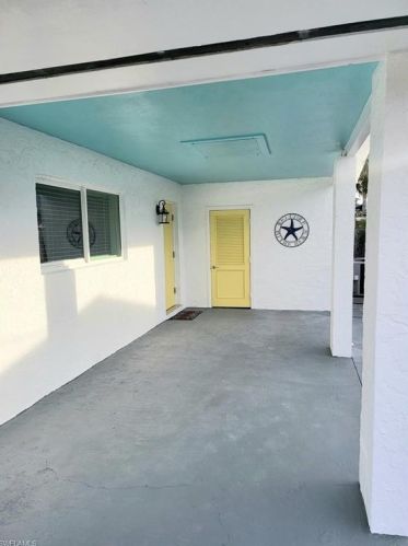 2754 Shoreview Dr, Naples FL 34112-5813 exterior