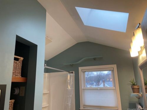 42 Oxford Dr, Enfield CT 06082-2535 exterior