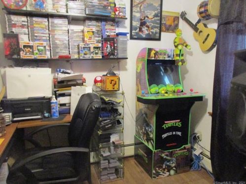 324 Oak Ave, Torrington CT 06790-6538 exterior