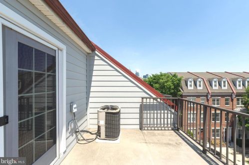 206 Admirals Way, Philadelphia PA 19146-5213 exterior