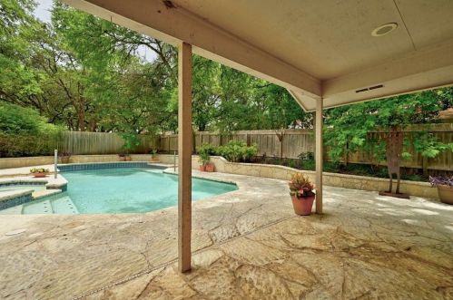 1501 Breezeknoll Cir, Austin TX exterior