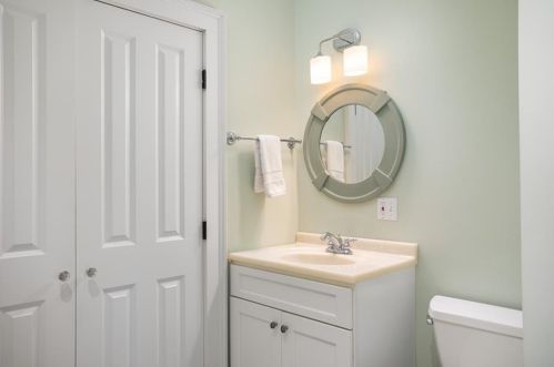 29 Champlin St, Middletown RI 02840-2879 exterior