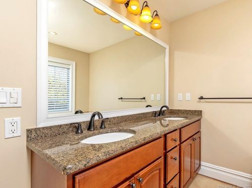 32 Harold Rd, Farmington CT 06032-3407 exterior