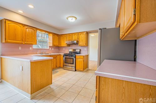 6 Sarah Ct, Edison NJ 08817-2288 exterior