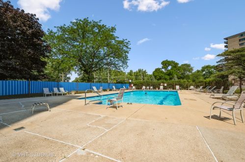 6833 Kedzie Ave, Chicago IL 60645-2897 exterior