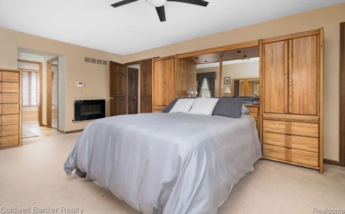 3227 Greenspring Ln, Rochester MI 48309-2744 exterior