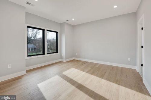 1422 Mayflower Dr, Mc Lean VA 22101-5615 exterior