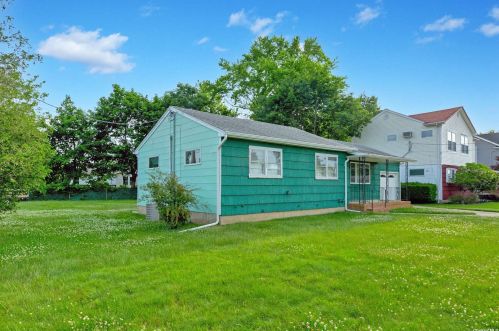 98 Lloyd Ave, Babylon, NY 11703-2611