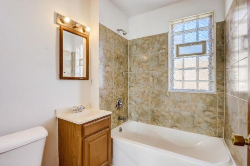 2438 7 St, Milwaukee WI 53215-3226 exterior