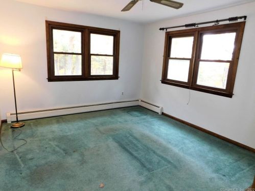 39 Hatch Hl Rd, Vernon CT 06066-6135 exterior