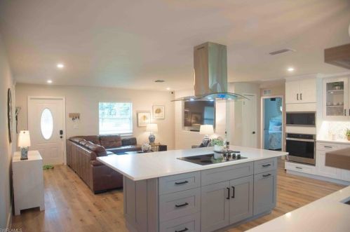 5975 Grn Blvd, Naples FL 34116-4827 exterior