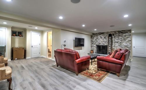 5 Weatherbell Dr, Norwalk CT 06851-1411 exterior