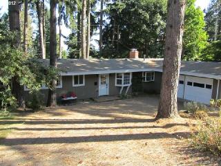 35 Coachman Dr, Eugene OR  97405-3521 exterior