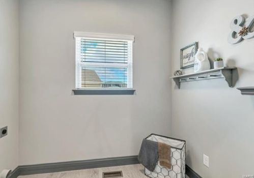 1305 Fawnvalley Dr, Saint Louis MO 63131-4221 exterior