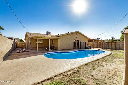 6734 Coolidge St, Phoenix, AZ 85033-1908