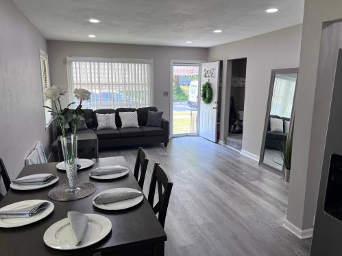 7376 Potomac Ave, Milwaukee, WI 53216-1968