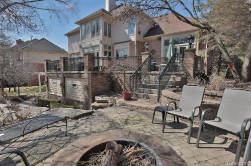 1904 Blue Grass Dr, Rochester, MI 48306-3224