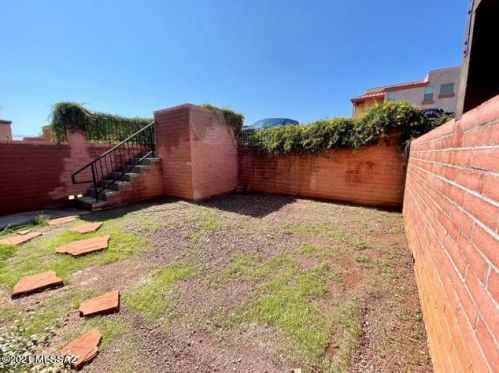 322 Hasman Dr, Tucson, AZ 85745-2657