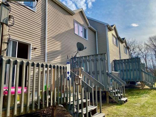 79 Oak Ridge Dr, Windsor Locks CT 06096-2667 exterior