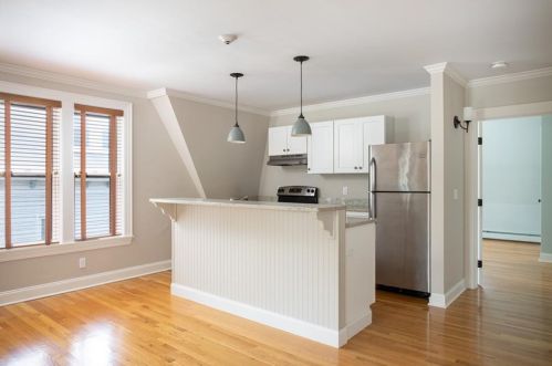 29 Champlin St, Middletown RI 02840-2879 exterior