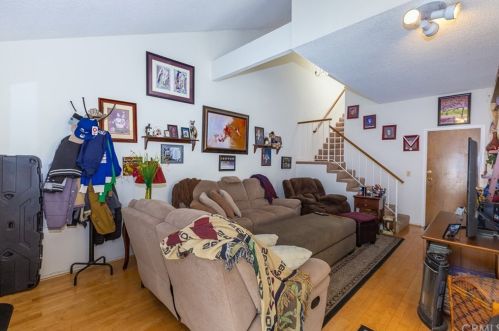 1042 Walnut St, Tustin CA 92780-4642 exterior