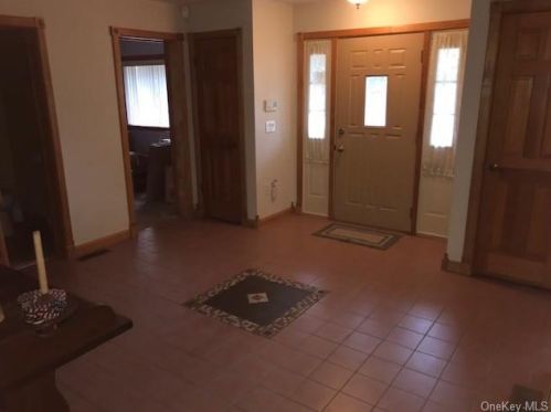 17 Hart Dr, Poughkeepsie, NY 12603-1147