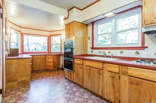 391 Kings Hwy, Valley Cottage NY 10989-1527 exterior