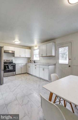 2 Grafton Cir, Lancaster PA  17603-9627 exterior