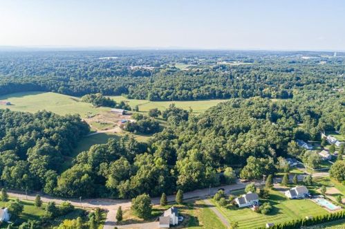 1 Bush Ln, Enfield CT 06082-5230 exterior