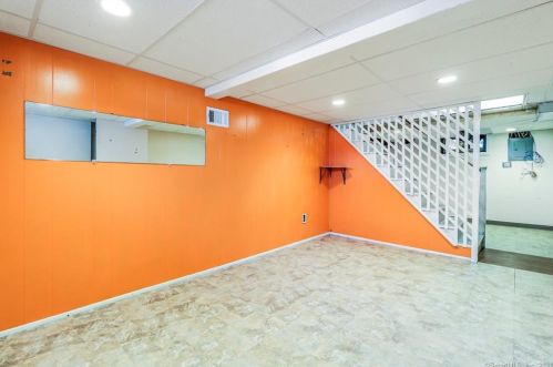 12 Monroe St, North Haven CT 06473-1813 exterior